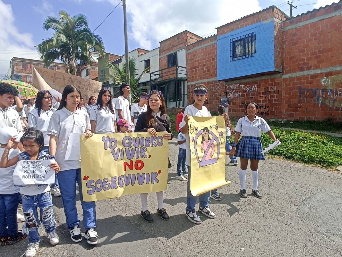 En Armenia estudiantes marcharon rechazando feminicidios y violencia contra la mujer
