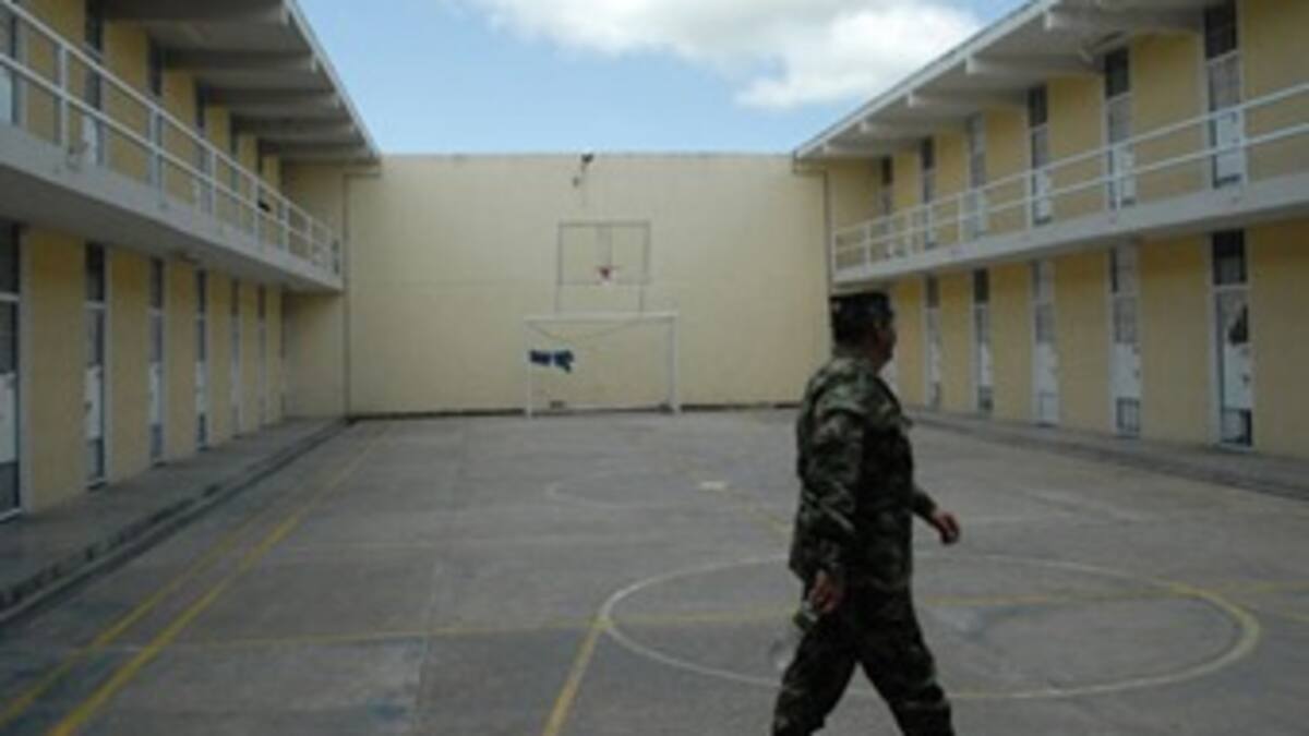 En huelga de hambre treinta militares presos en Tolemaida
