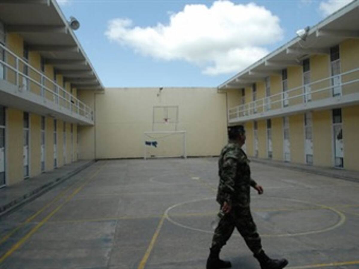 En huelga de hambre treinta militares presos en Tolemaida