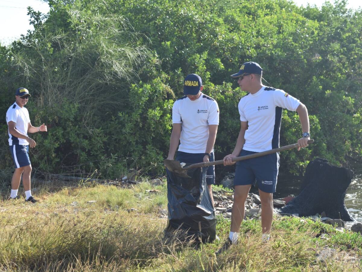 Limpieza de playas y mangles en Cartagena por la Escuela Naval de Cadetes