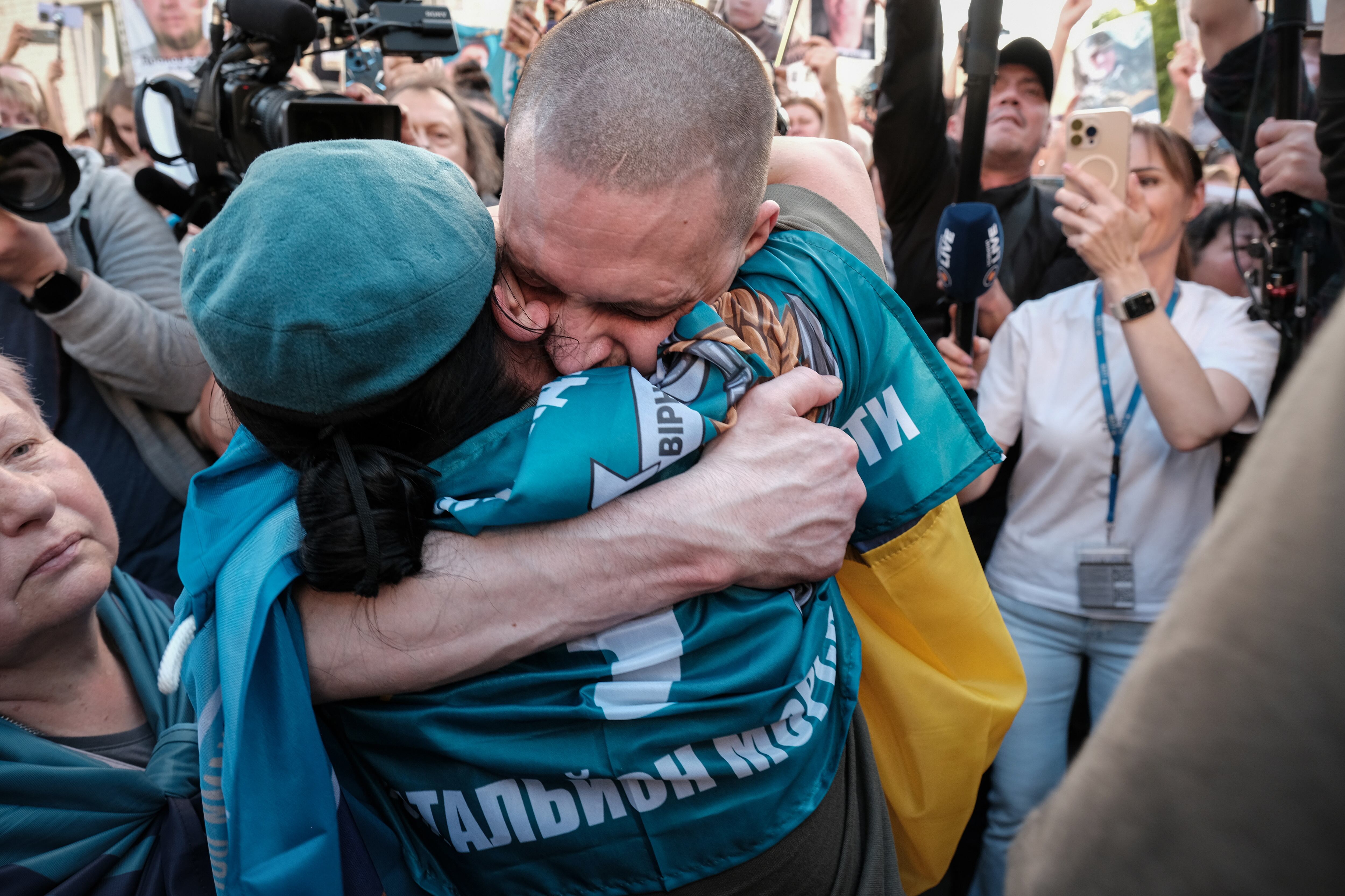 Chernigiv Oblast (Ukraine), 24/05/2025.- A Ukrainian soldier recently released from Russian captivity is reunited with his family on his arrival in Chernigiv Oblast, Ukraine, 23 May 2025. A large number of relatives of missing in action and prisoners of war came to welcome the 390 Ukrainians who were able to return home today. The exchange was the first of three scheduled to take place over the weekend, and is part of the 1,000 for 1,000 agreement reached last week in Turkey, which will see 1,000 Ukrainians and 1,000 Russians released.  (Rusia, Turquía, Ucrania) EFE/EPA/MARIA SENOVILLA