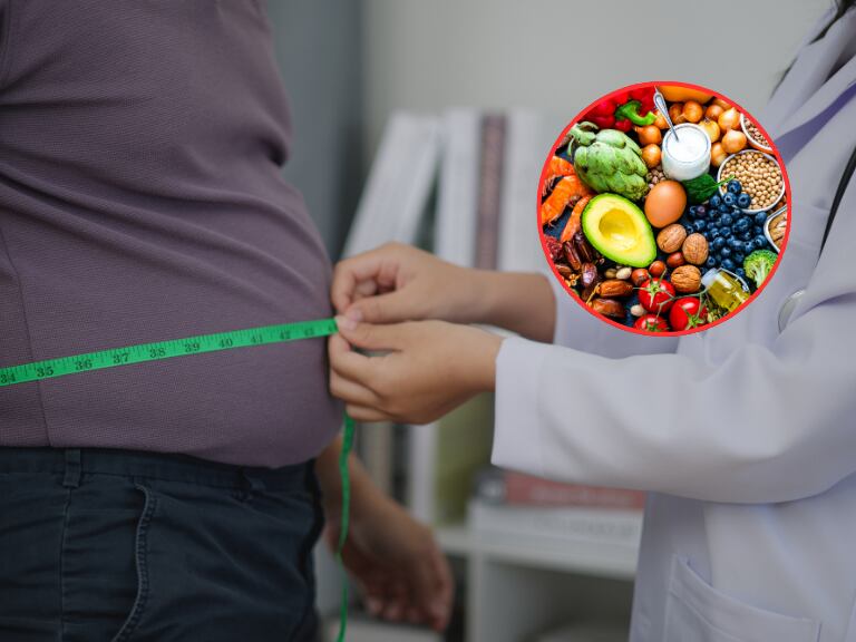 Médica midiendo el abdomen de una persona y de fondo alimentos de diferente tipo (Fotos vía Getty Images)