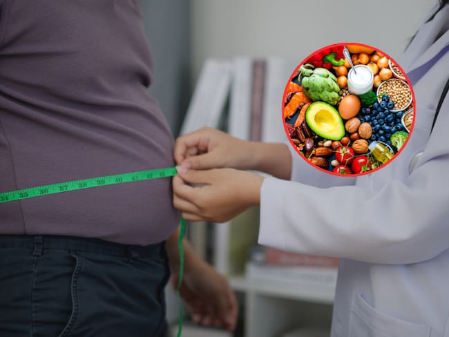Médica midiendo el abdomen de una persona y de fondo alimentos de diferente tipo (Fotos vía Getty Images)