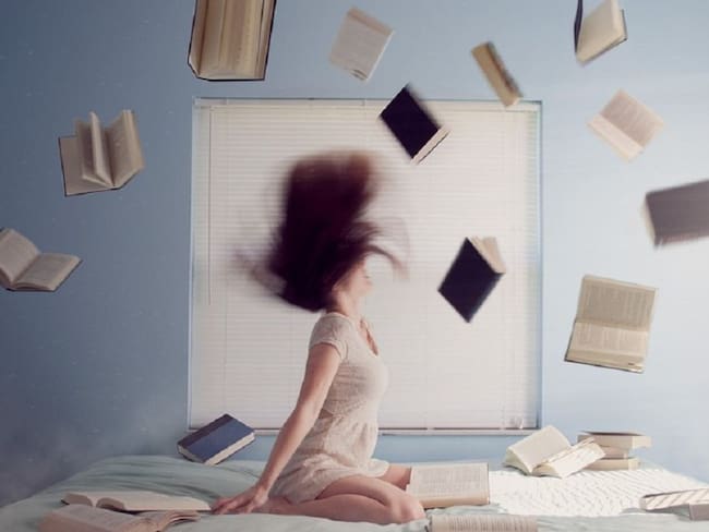 Imagen ilustrativa de una mujer amante de los libros.