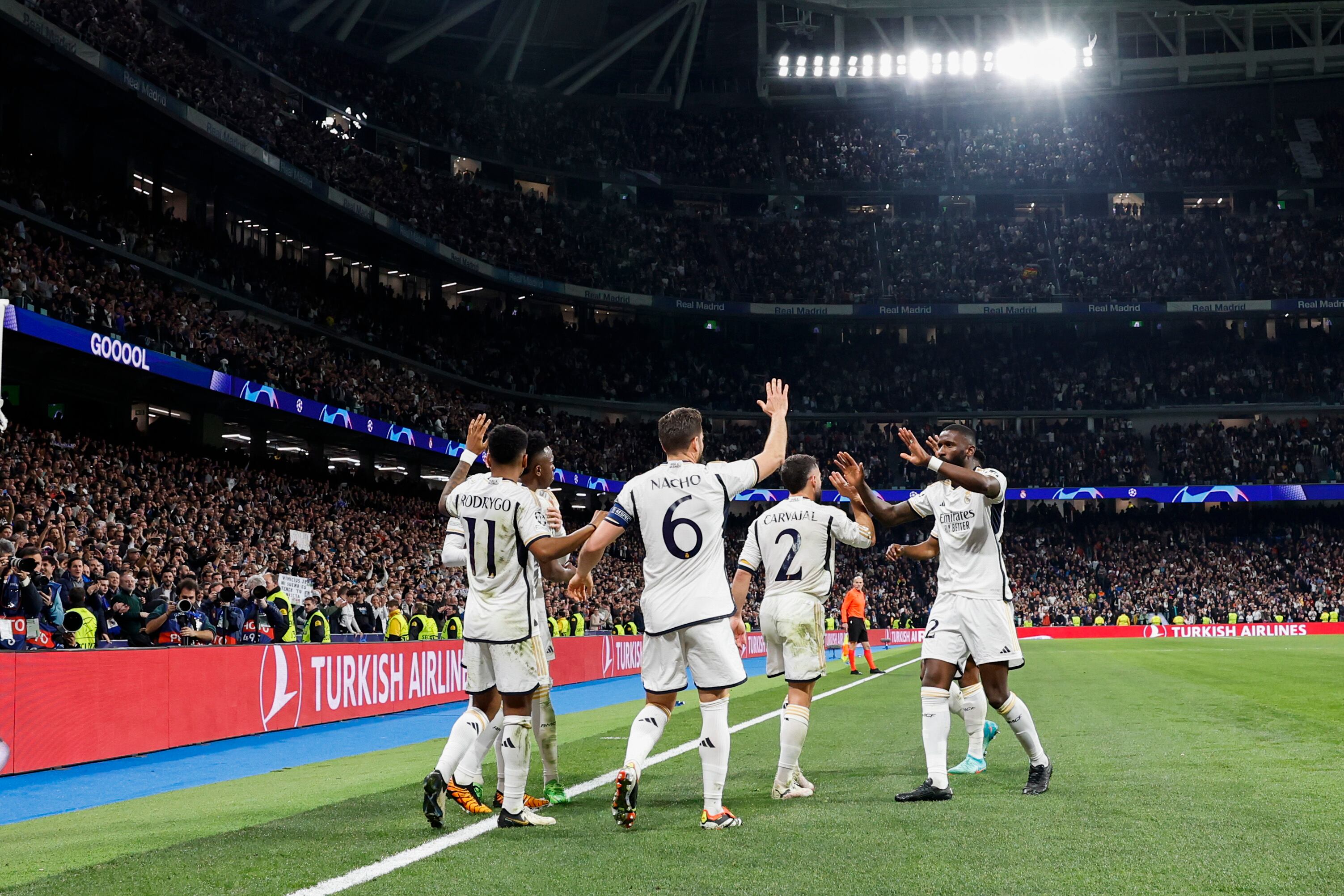 MADRID, 06/03/2024.- Los jugadores del Real Madrid celebran el primer gol del equipo madridista durante el partido de vuelta de los octavos de final de la Liga de Campeones que Real Madrid y RB Leipzig disputan este miércoles en el estadio Santiago Bernabéu. EFE/JJ Guillen