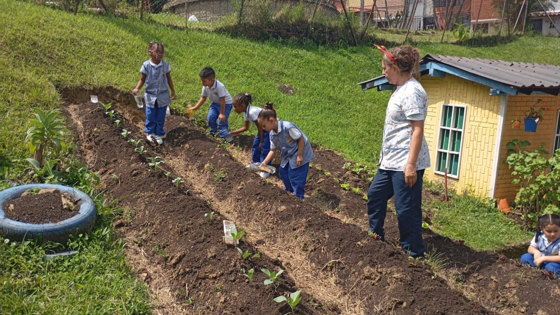 Siembra en la huerta del Hogar Infantil los Caunces. | Foto: cortesía - Yenny Grandas