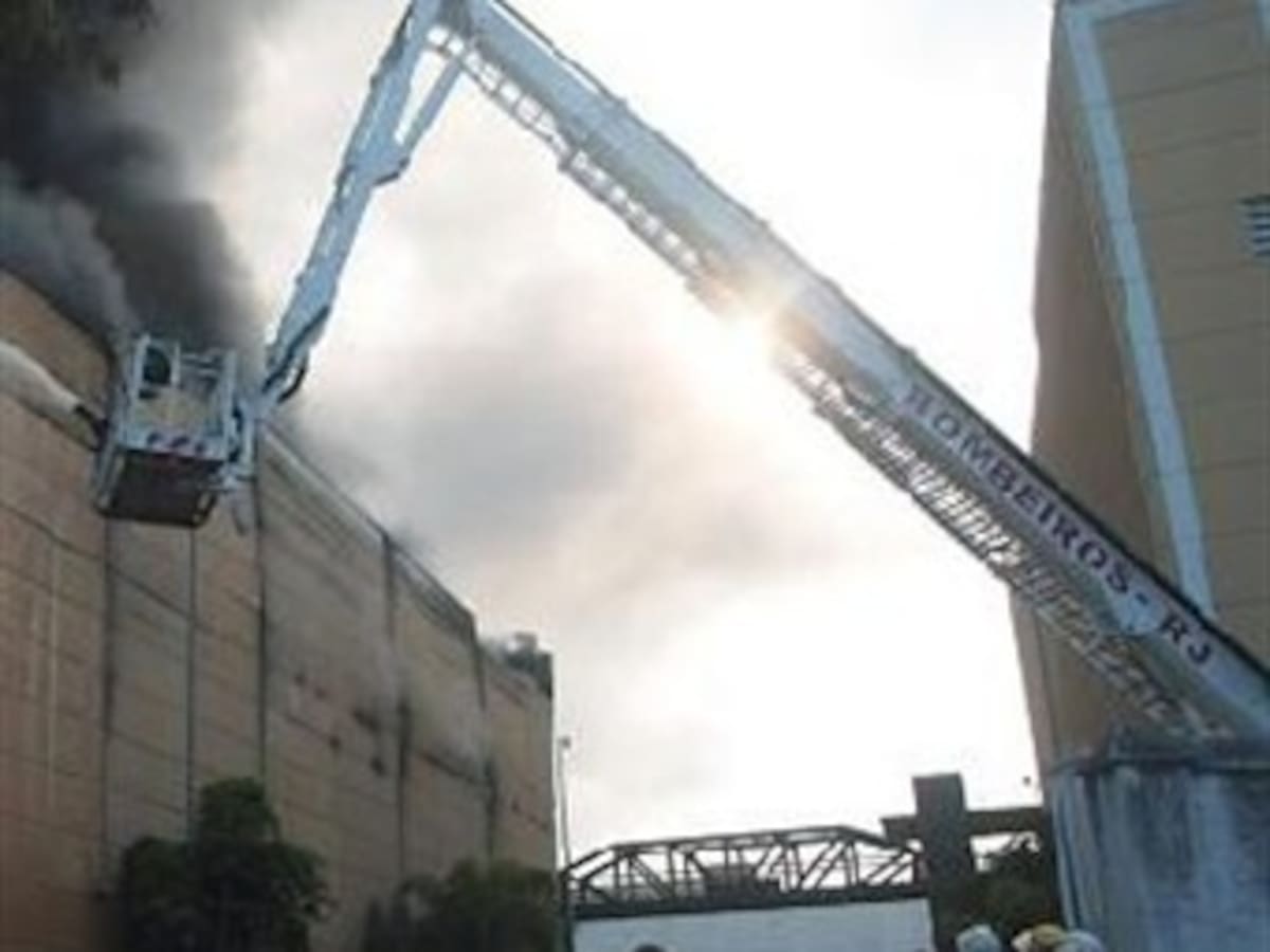 Incendio destruye almacenes de cuatro de las 'escuelas' del Carnaval de Río