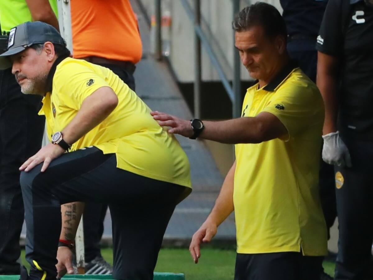 ¿Qué le pasa a Maradona?: casi no puede caminar