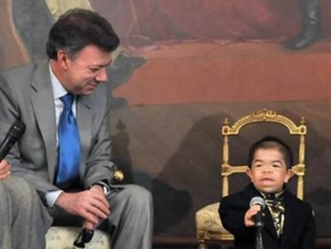 El hombre más pequeño del mundo le pidió un carro al Presidente Santos