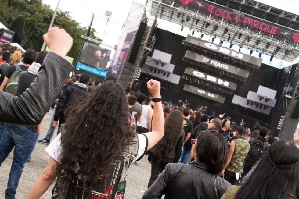 Los asistentes a Rock al Parque eligen lo mejor de su ropero para asistir al festival a disfrutar de la música. Esto es lo que se ve entre los asistentes.