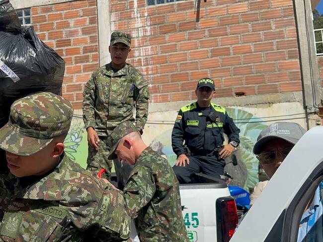 Ejército entrega ayudas en Bello, Antioquia.