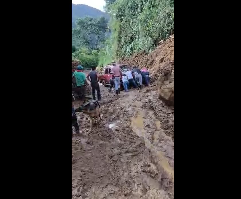 Vía que tiene incomunicadas 2.500 personas en Ituango- foto cortesía