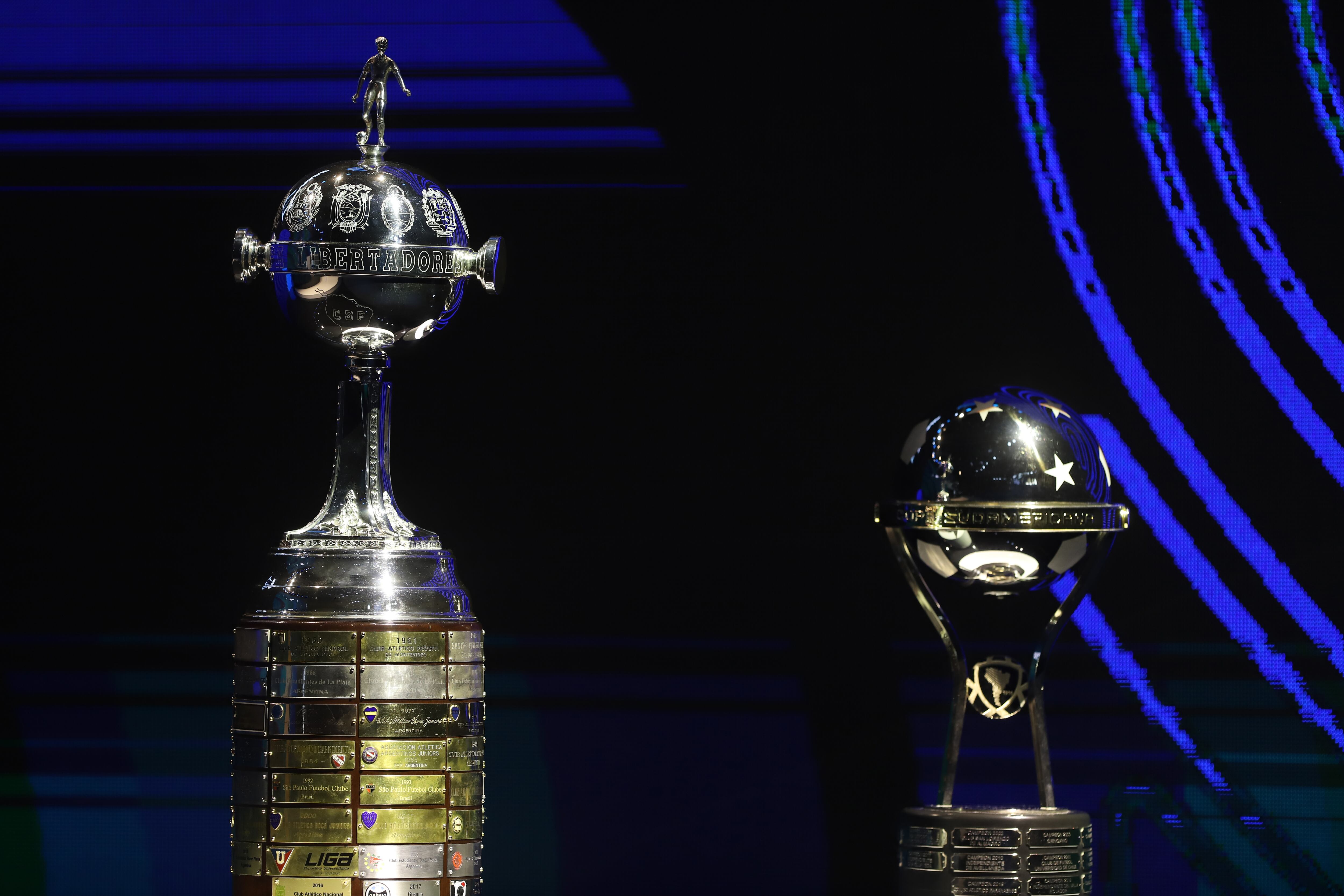 Copa Sudamericana y Copa Libertadores trophy