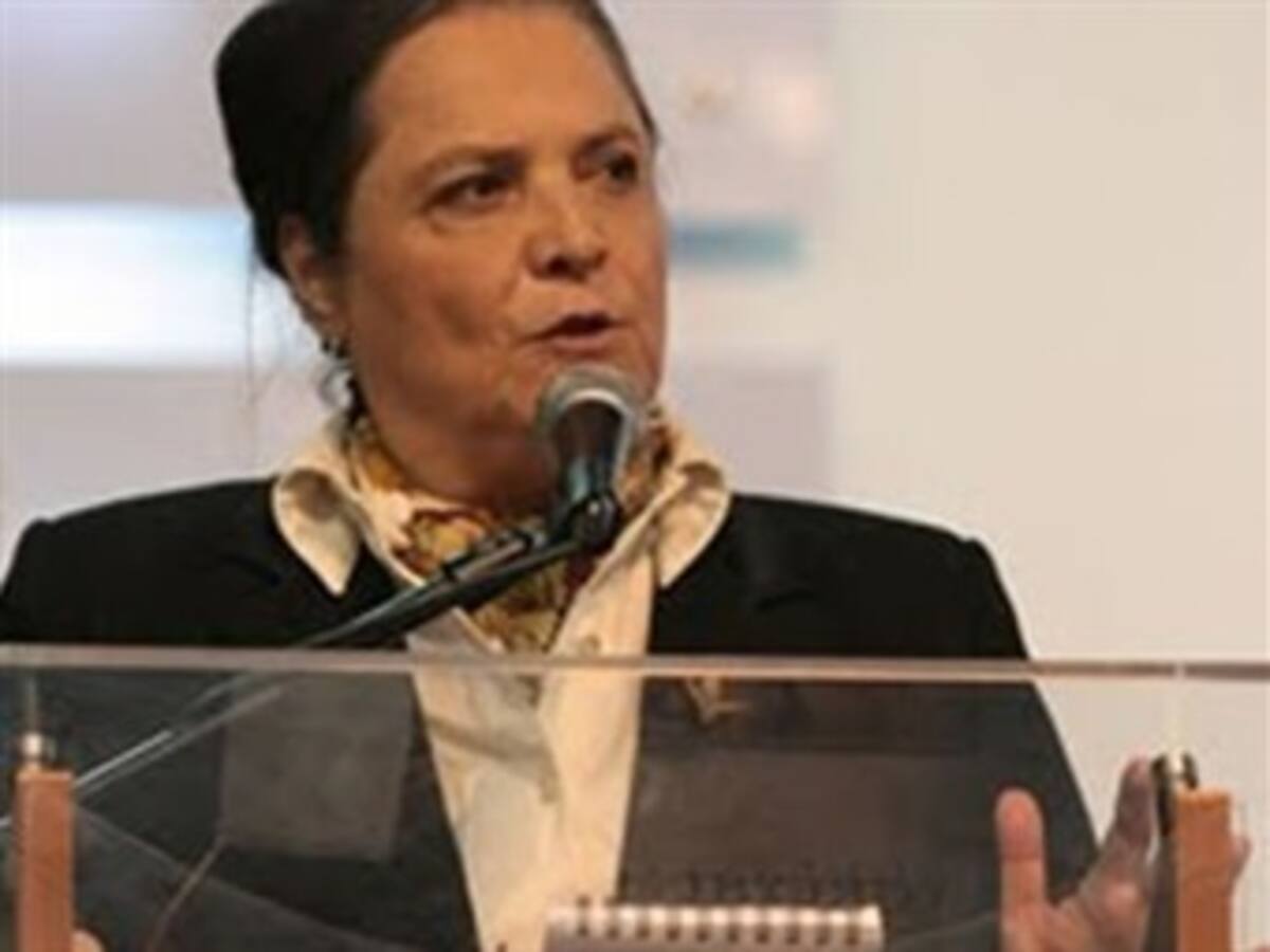 Clara López no apoyará privatización de la ETB