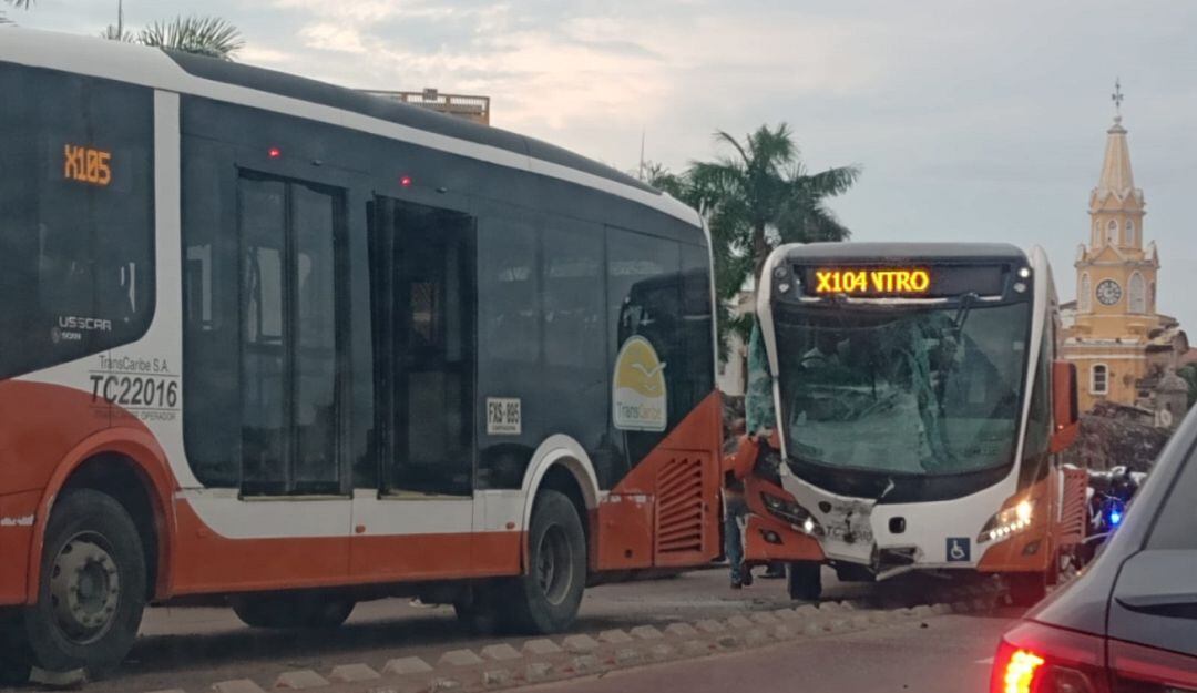 Las primeras indagaciones de las autoridades indican que un taxi invadió el carril solo bus y se le atravesó al primer articulado