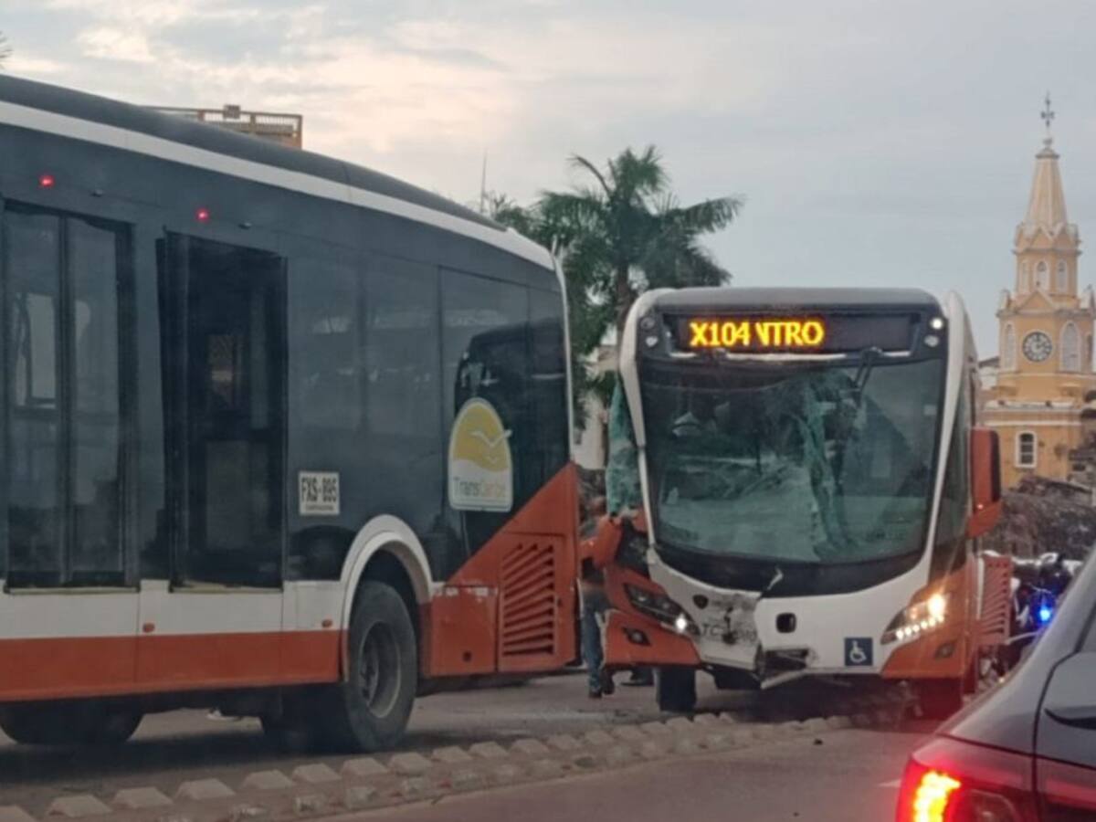 Triple choque de buses de Transcaribe dejó tres pasajeros heridos