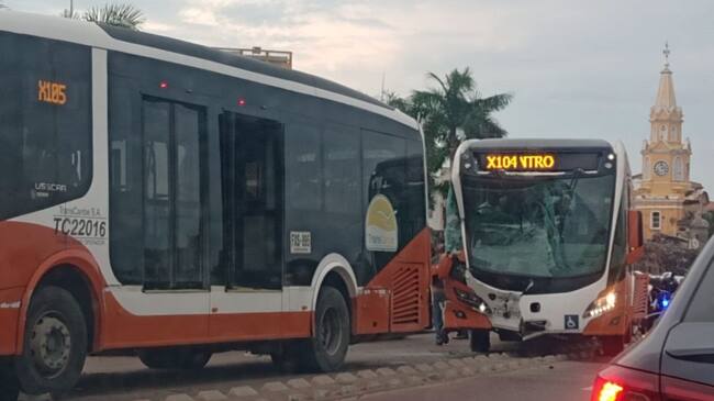 Las primeras indagaciones de las autoridades indican que un taxi invadió el carril solo bus y se le atravesó al primer articulado