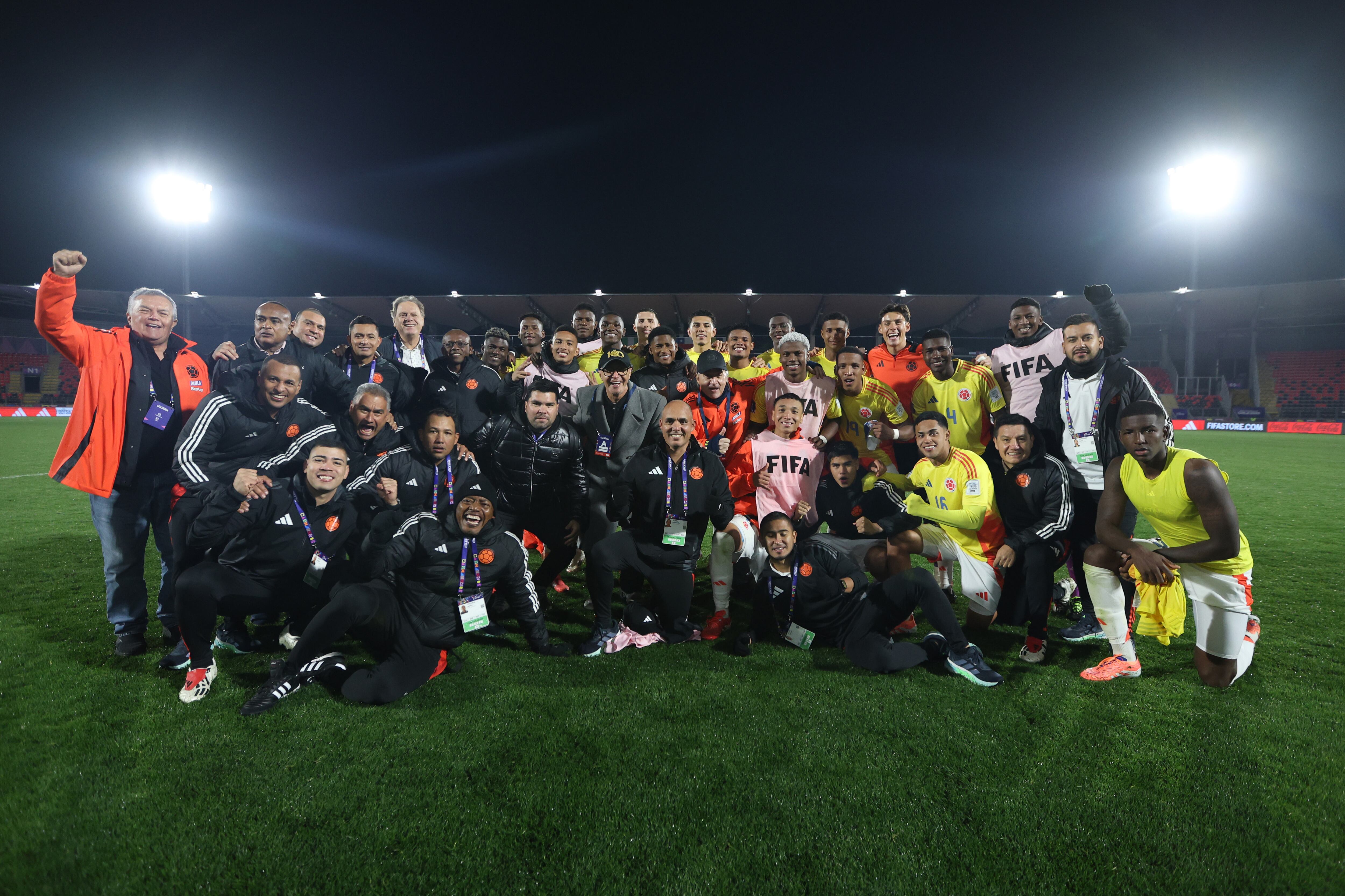 La Selección Colombia festeja su clasificación como líder del Grupo F del Mundial Sub-20. (Photo by Ricardo Moreira - FIFA/FIFA via Getty Images)