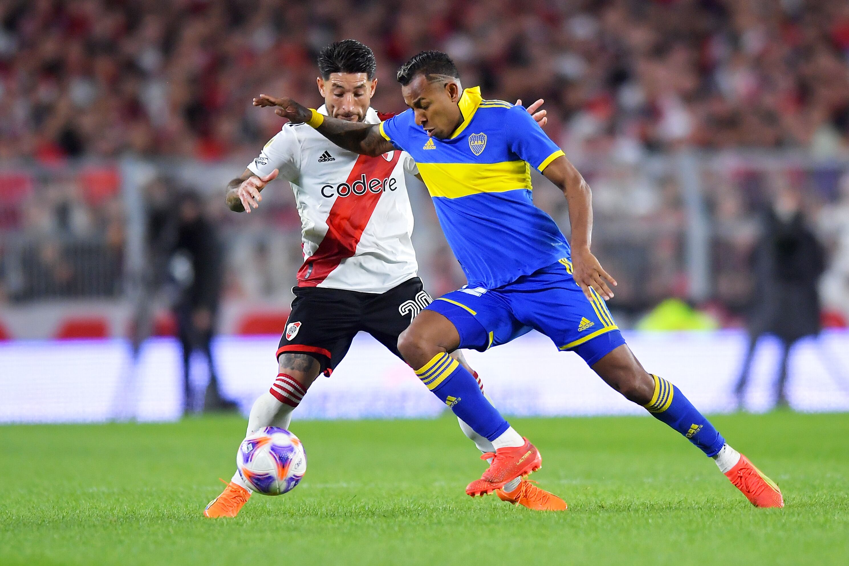 Sebastián Villa enfrentando a River Plate en un Superclásico con Boca Juniors. (Photo by Marcelo Endelli/Getty Images)