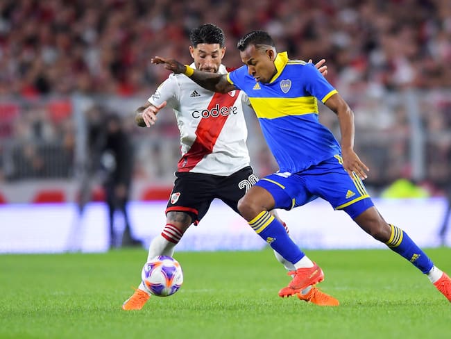 Sebastián Villa enfrentando a River Plate en un Superclásico con Boca Juniors. (Photo by Marcelo Endelli/Getty Images)
