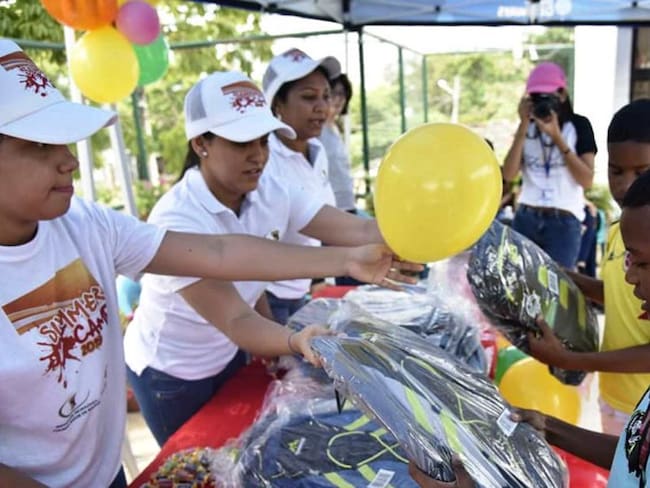 Mayor de Bolívar y Bridges of Hope llevan alegría a barrios vulnerables