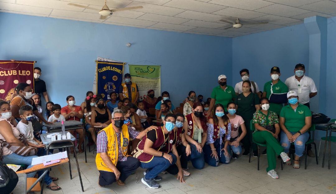 Durante la actividad se adelantaron tomas de presión arterial, tamizajes de peso y glucometrías. También se abordó un enfoque de salud sexual