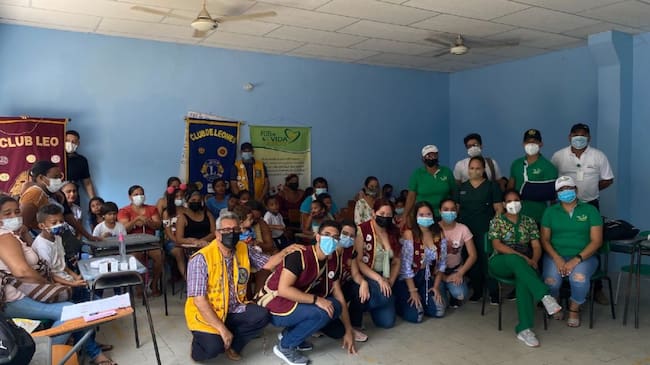 Durante la actividad se adelantaron tomas de presión arterial, tamizajes de peso y glucometrías. También se abordó un enfoque de salud sexual