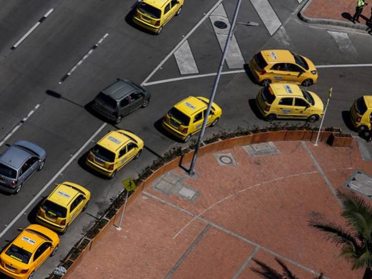 Un taxista en Bogotá gana en promedio $1’725.000 al mes, según estudio