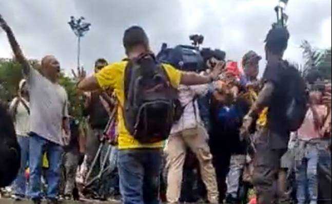 Periodistas de diferentes medios de comunicación de Cali, fueron intimidados por varios de los participantes durante la marcha que culminó al sur de Cali.