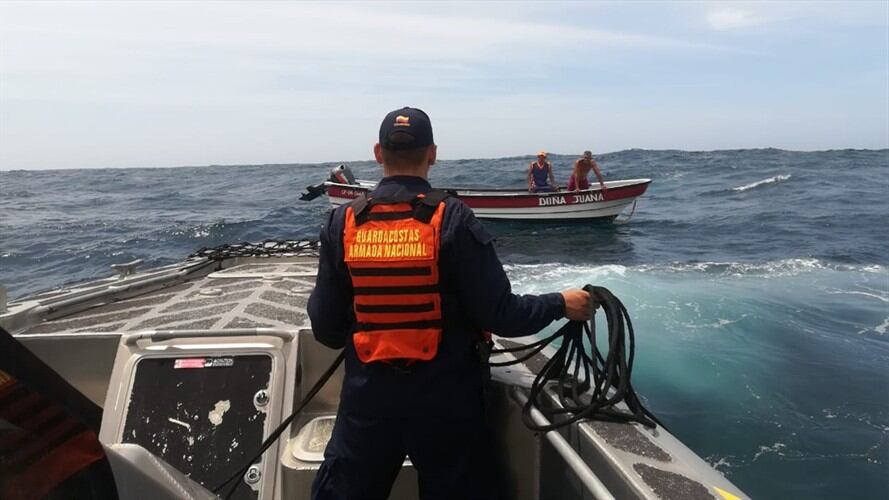 Unidades de  la Armada Nacional rescataron a dos ciudadanos colombianos que se encontraban a la deriva en el sector norte de Isla Aguja.. Foto: Cortesía/ Armada Nacional.