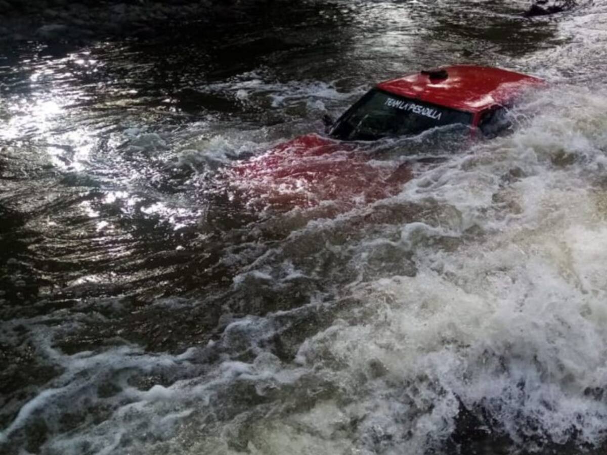 Perdió el control y cayó al río en Girón