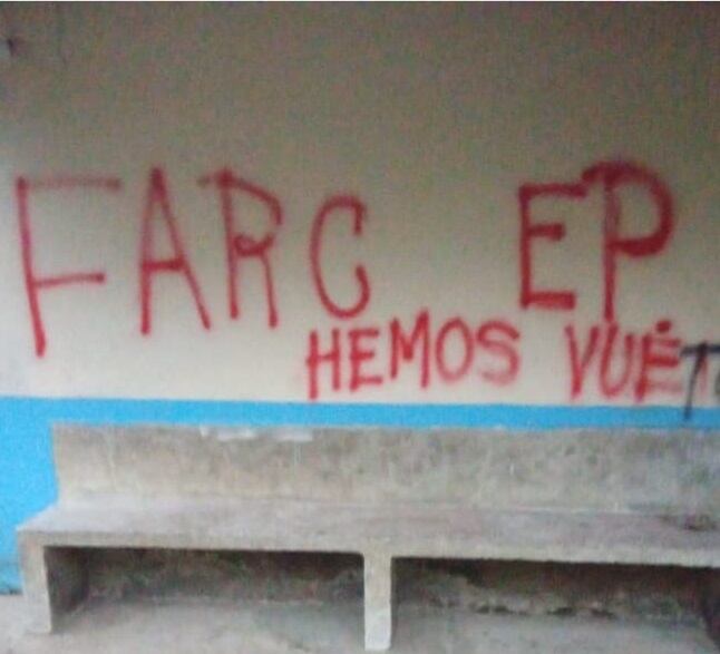 Grafitis pintados en vereda Guamal de Nariño- foto cortesía para Caracol Radio