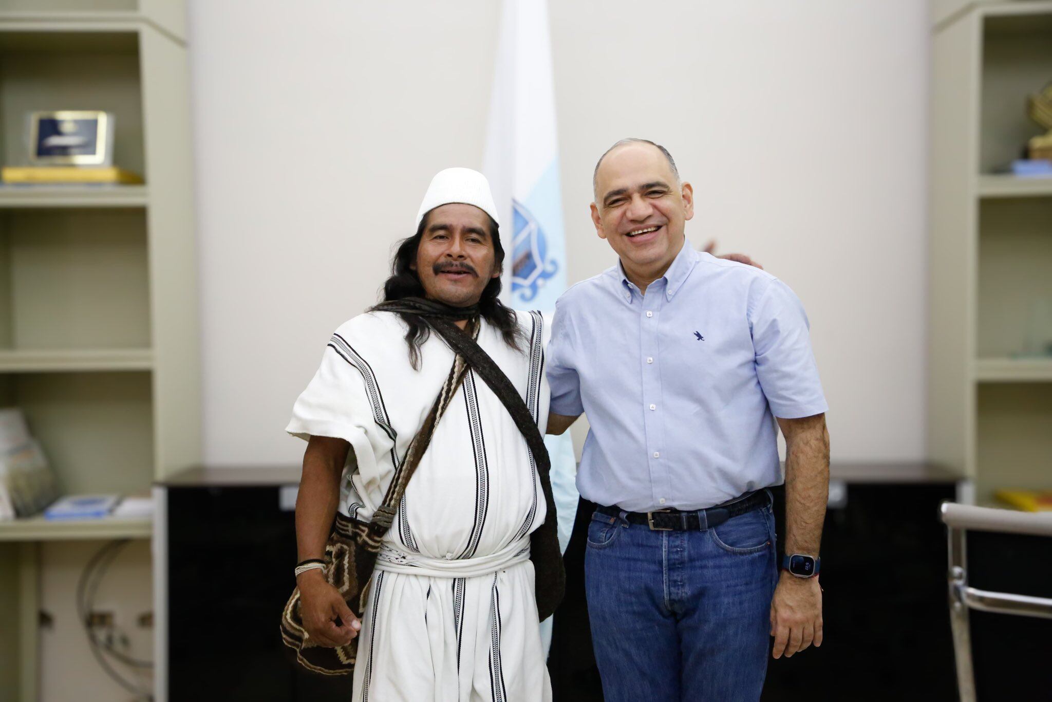 Luis Enrique Salcedo, Gobernador del Cabildo Arhuaco del Magdalena y La Guajira y el alcalde de Santa Marta, Carlos Pinedo Cuello . Alcaldía Distrital