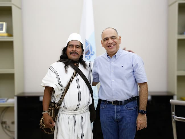 Luis Enrique Salcedo, Gobernador del Cabildo Arhuaco del Magdalena y La Guajira y el alcalde de Santa Marta, Carlos Pinedo Cuello . Alcaldía Distrital
