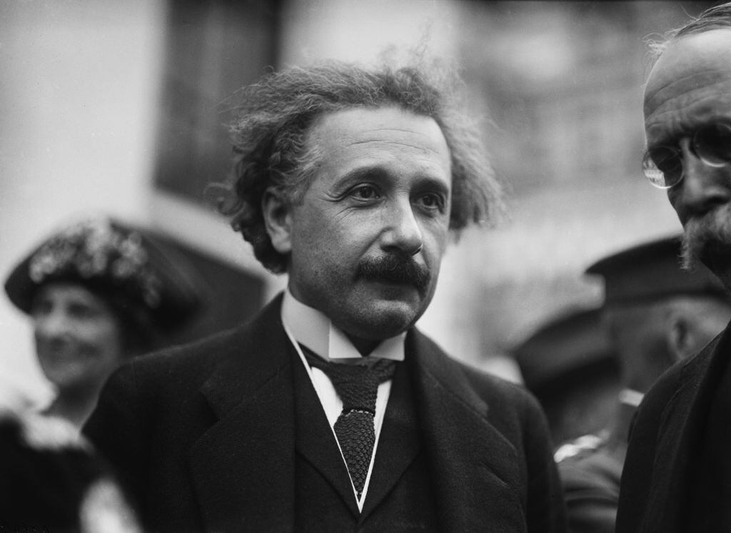 El científico Albert Einstein posa para un retrato frente al edificio del Estado, la Guerra y la Armada alrededor de 1927 en Washington, D.C. (Fotografía cortesía de la Biblioteca del Congreso/Getty Images)