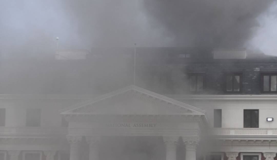 Incendio en la Asamblea Nacional sudafricana.      Foto: Getty 