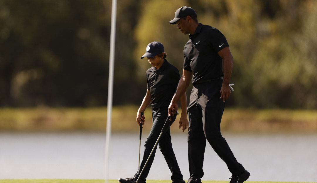 Tiger Woods con su hijo en 2021