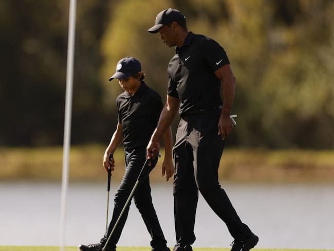 Tiger Woods con su hijo en 2021