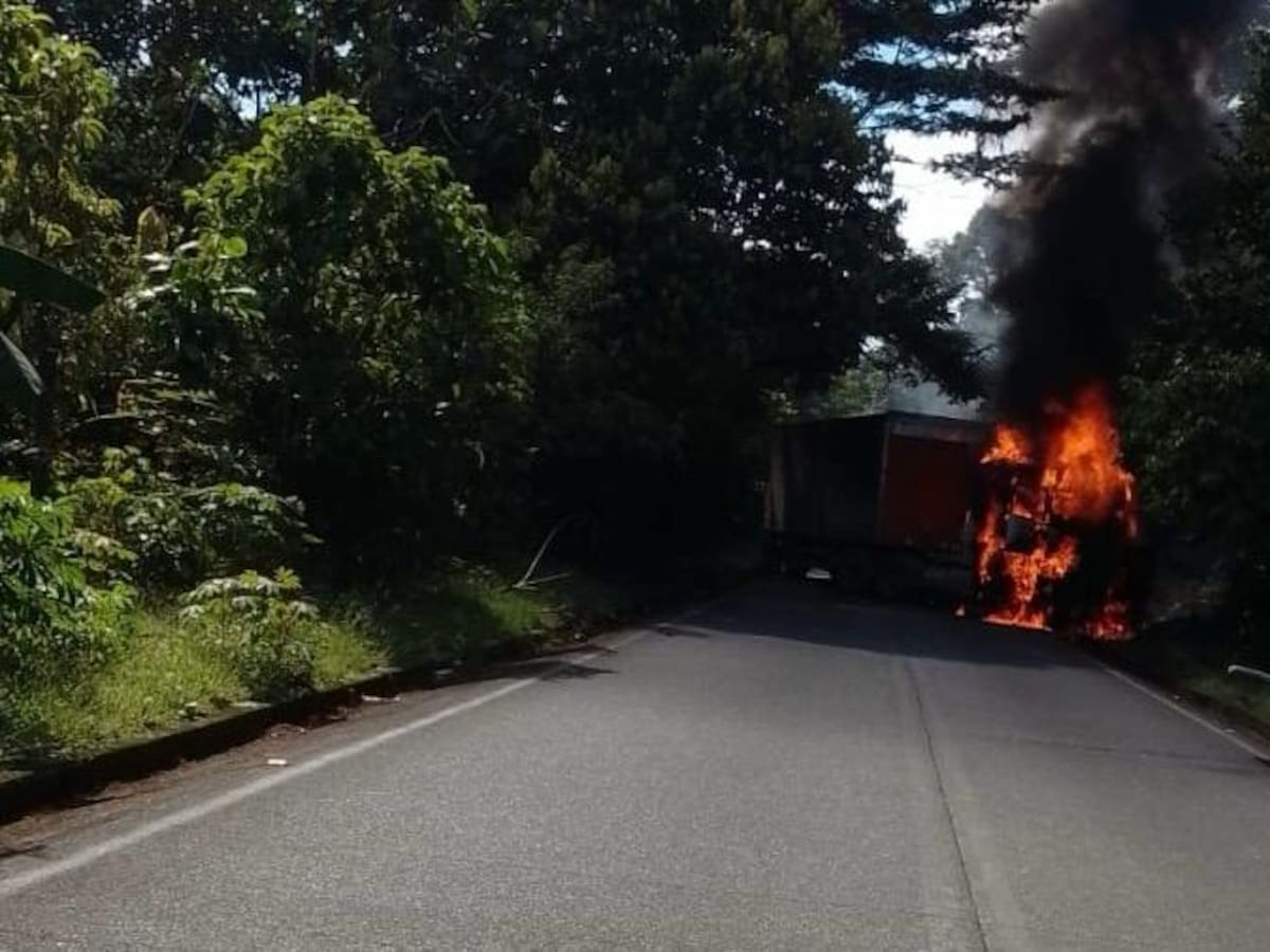 Incineran camión en la vía Chocó - Risaralda y reportan saqueo de la carga tras ataque del ELN