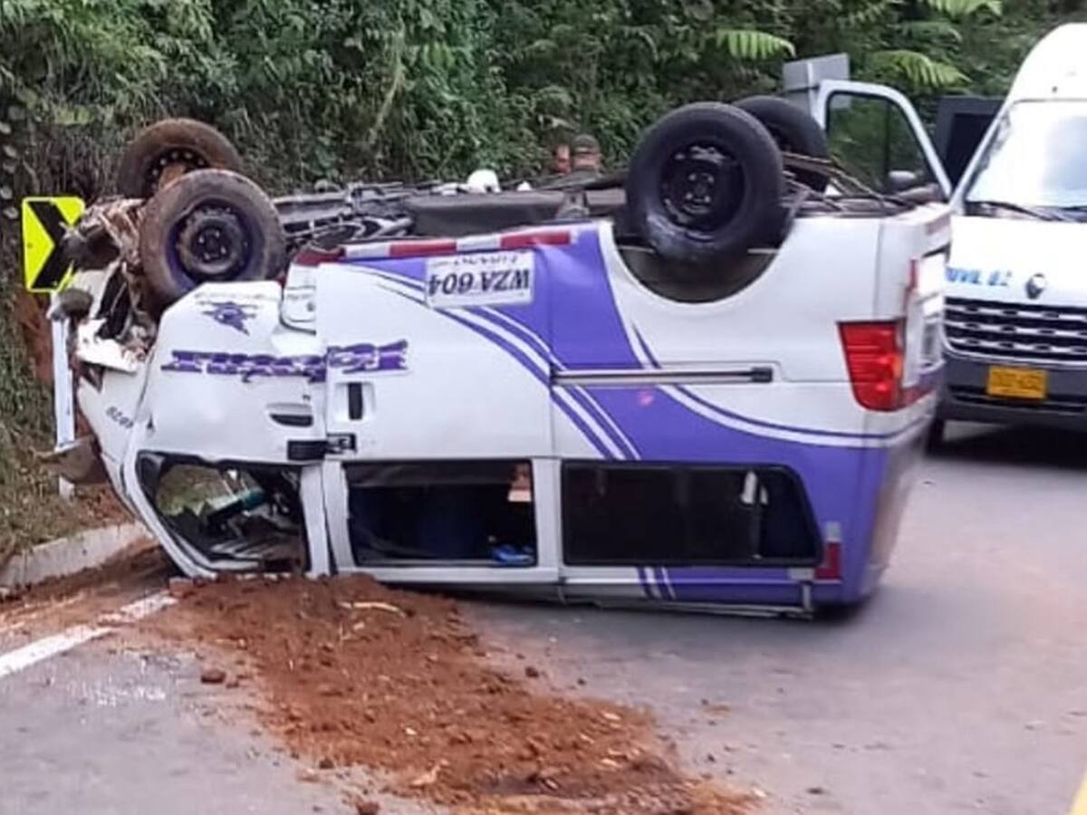 Accidente de un microbús dejó 5 personas heridas en la vía al municipio del Líbano
