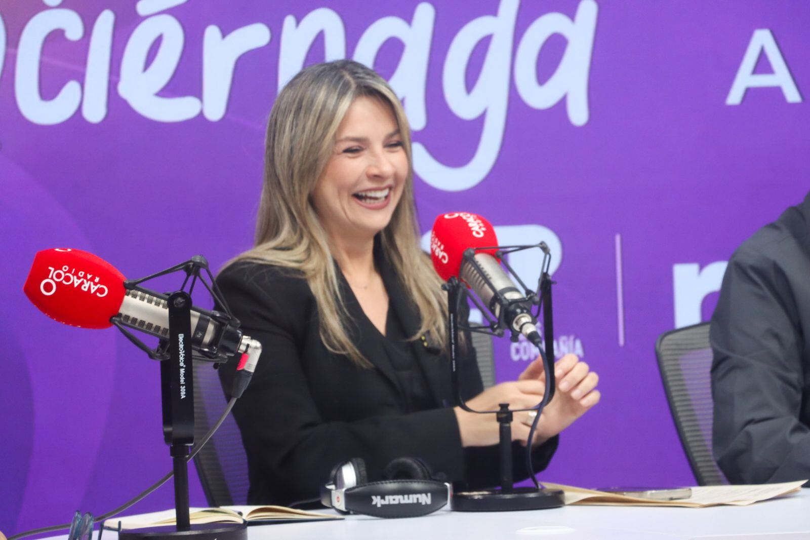 Vicky Dávila, exdirectora de la revista Semana llega a la Luciérnaga de Caracol Radio.