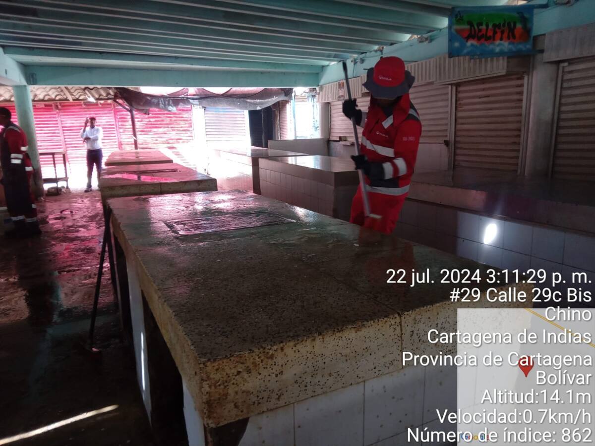 Veolia realizó limpieza integral en la zona de las carnes del mercado de Bazurto