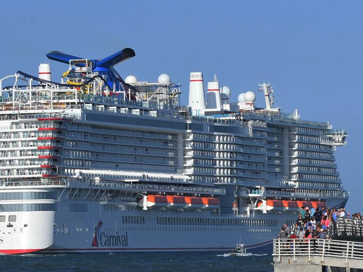 Cruceros, de nuevo en problemas por brotes de COVID-19