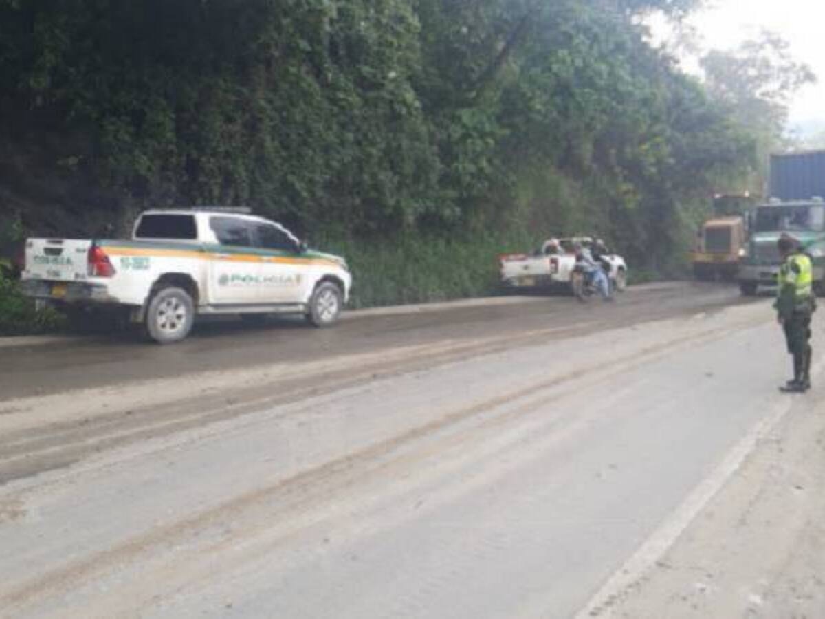 Derrumbes generan problemas de movilidad en vía del Alto de la Línea