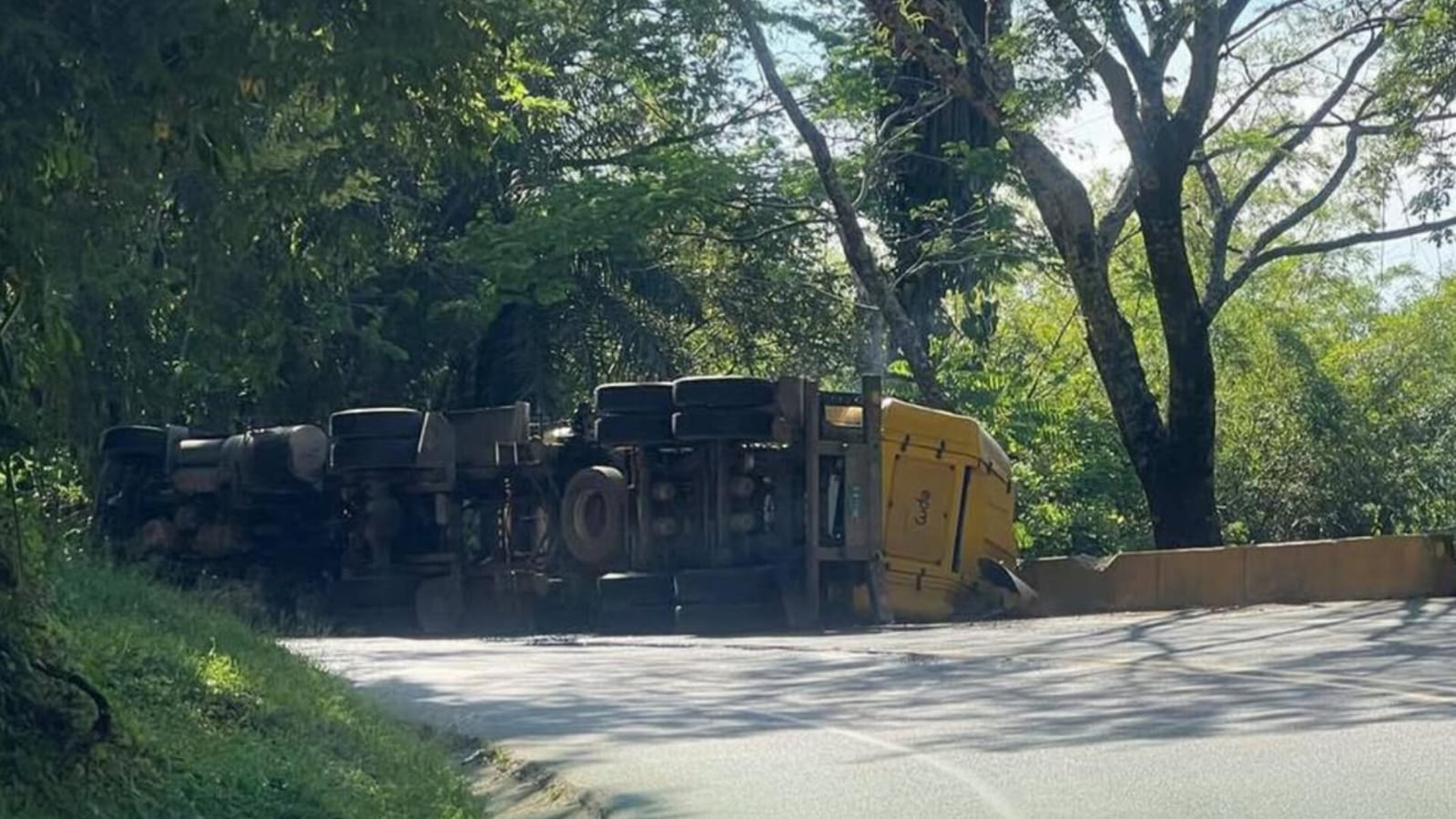 Camión transportador de gas accidentado en La Pintada- foto Denuncias Antioquia