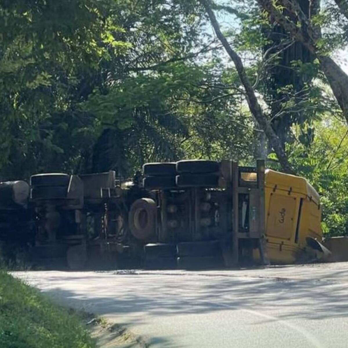 Camión que transportaba gas natural se accidentó en La Pintada y la vía está cerrada