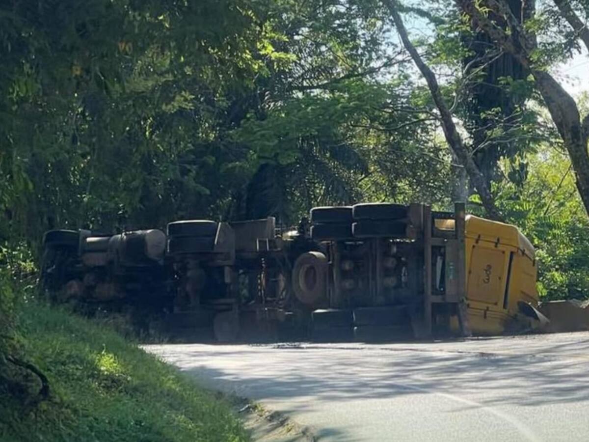 Camión que transportaba gas natural se accidentó en La Pintada y la vía está cerrada