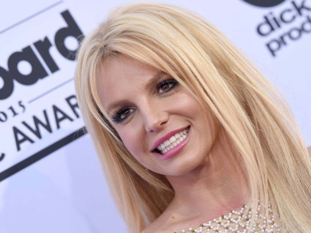 La cantante Britney Spears reveló parte de su vestido de novia en redes
