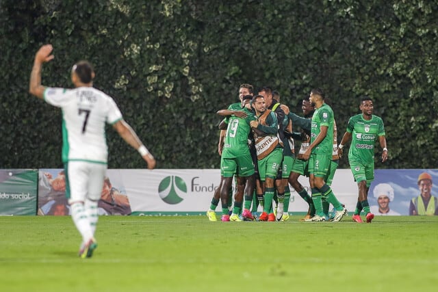 Los jugadores de La Equidad festejan una de sus anotaciones ante el Deportivo Cali / Colprensa.