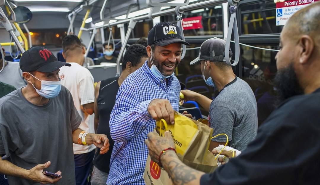 Chicago recibe el primer bus con cerca de 80 inmigrantes enviados desde Texas. Foto: Getty